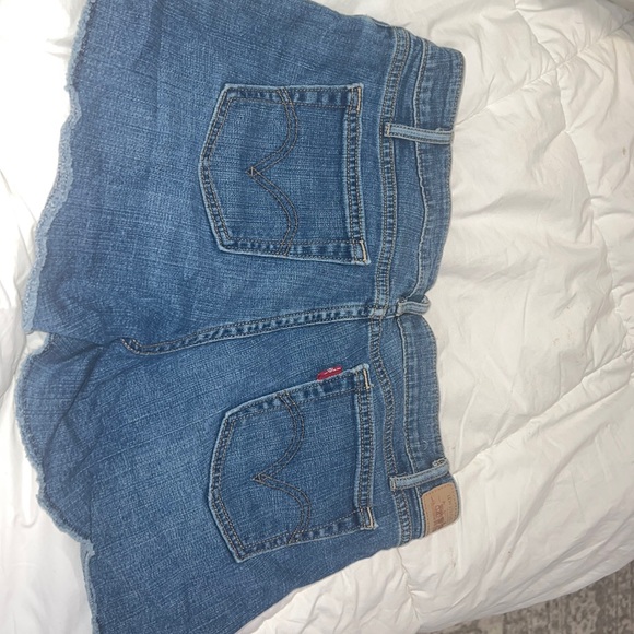 Levi’s shorts - Picture 2 of 2
